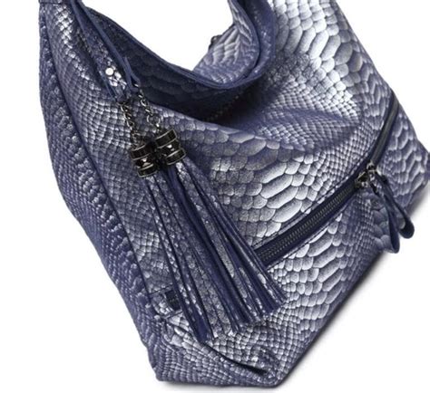 sac a main noir et imitation peau de serpent